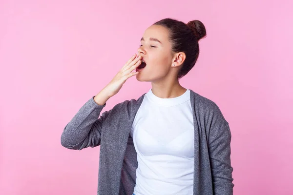 Портрет сонной брюнетки девушки-подростка, зевающей и прикрывающей рот — стоковое фото