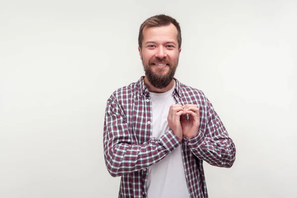 Retrato de homem barbudo tipo coração fazendo gesto de coração com — Fotografia de Stock