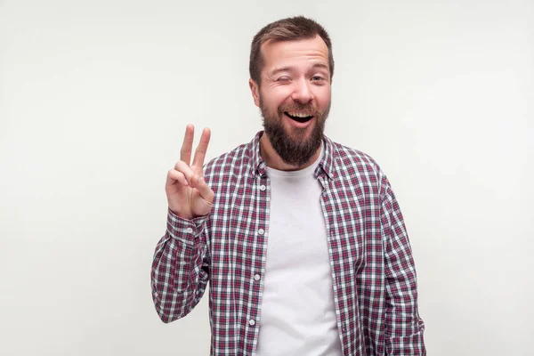 Retrato de hombre barbudo divertido optimista sonriendo juguetonamente y s — Foto de Stock