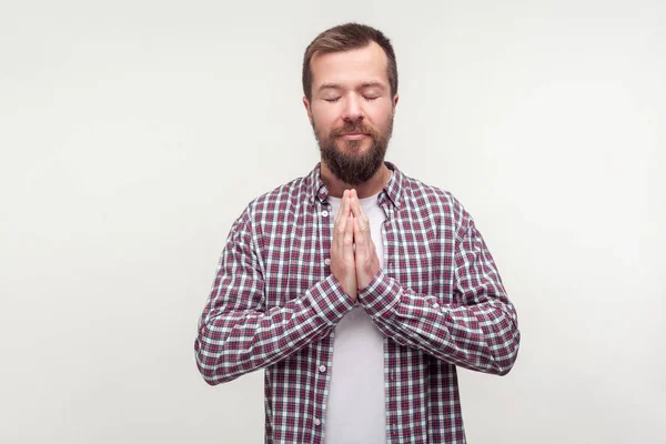 Harmonie en evenwicht. Portret van een man met baard in een geruit hemd medi — Stockfoto