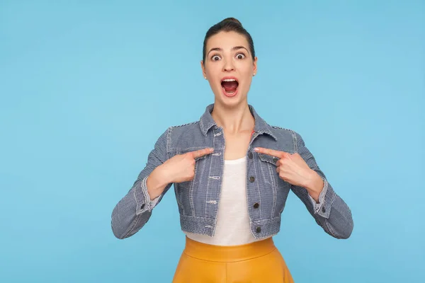 Wow, I'm awesome! Portrait of excited amazed fashionably dressed — Stock Photo, Image