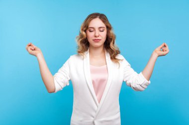 Meditasyon. Dalgalı saçlı sakin bir kadının Mudra Ge yaptığı portre.