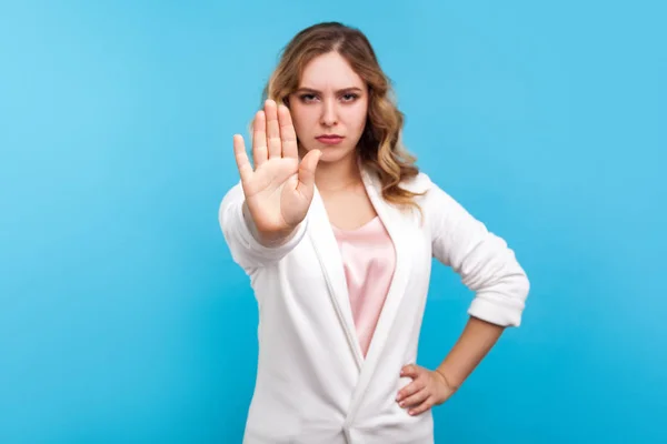 Concepto de prohibición. Retrato de una mujer seria haciendo stop gestur —  Fotos de Stock