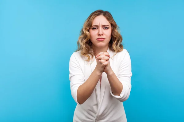 ¡Por favor, te lo ruego! Retrato de mujer suplicante cogida de la mano —  Fotos de Stock