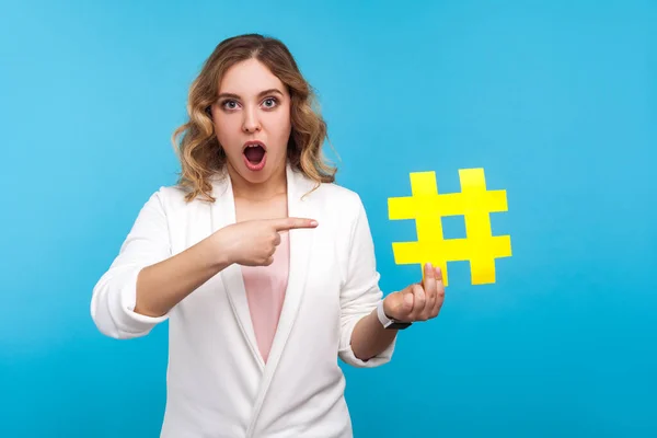 Unbelievable media trends. Portrait of shocked blogger, beautifu — Stock Photo, Image