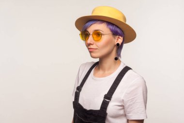 Moda bakışı. Cazibeli sevimli hippi kızın yarım yamalak portresi. 