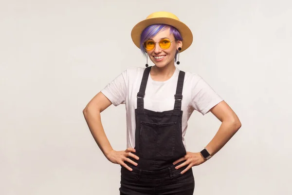 Estilo, moda. Retrato de hipster g vestido a la moda brillante —  Fotos de Stock