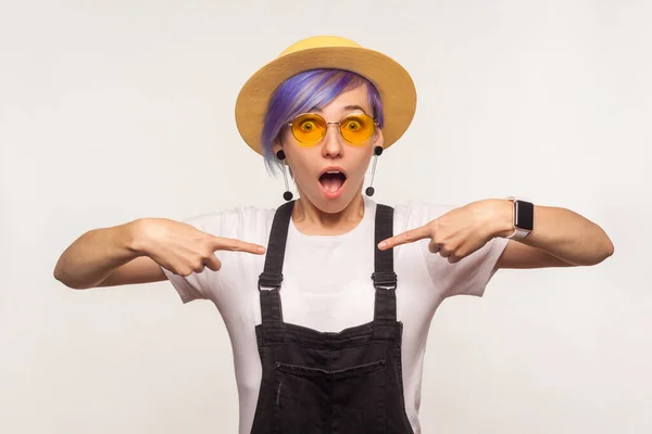 Wow, dit ben ik! Portret van verbluft jong glamour hipster gir — Stockfoto