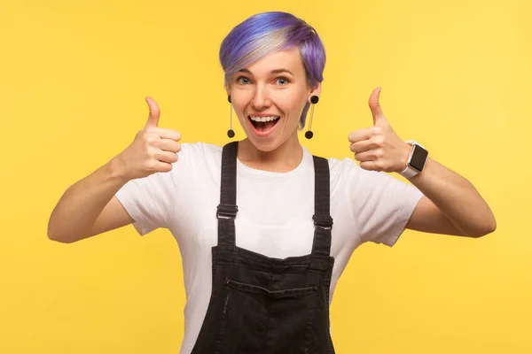 ¡Como! Retrato de mujer hipster feliz optimista mostrando doble —  Fotos de Stock