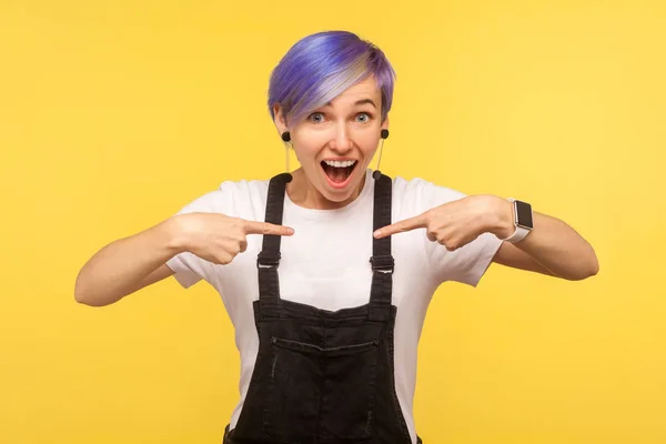 ¡Vaya, soy yo! Retrato de mujer hipster feliz y sorprendido po —  Fotos de Stock