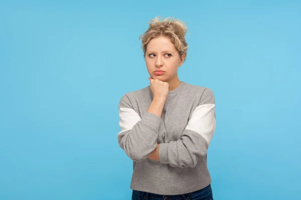 Jag måste tänka! Pensiv kvinna med lockigt hår i sweatshirt leani — Stockfoto