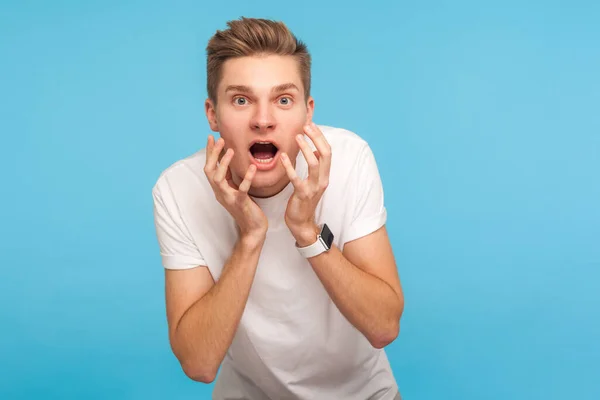 ¡No puedo creerlo! Un tipo sorprendido con una camiseta espiando vino — Foto de Stock