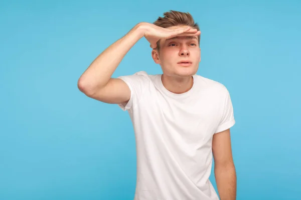 Far away vision. Portrait of inquisitive man in casual white t-s — Stockfoto