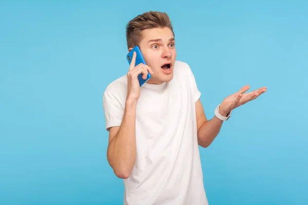 Warum? Wie konnten Sie das? Unzufriedener wütender Mann im T-Shirt ruft Teil an — Stockfoto