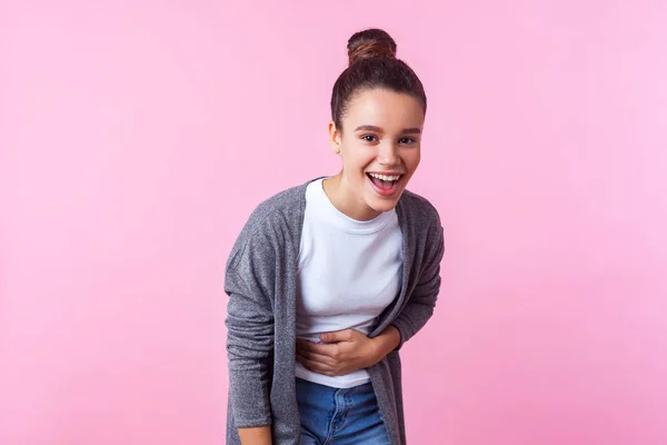 Portrait of cute brunette teenage girl bursting into laughing, h — Stockfoto