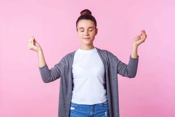 Практика йоги для поддержания равновесия ума. Портрет тихой брюнетки-подростка — стоковое фото