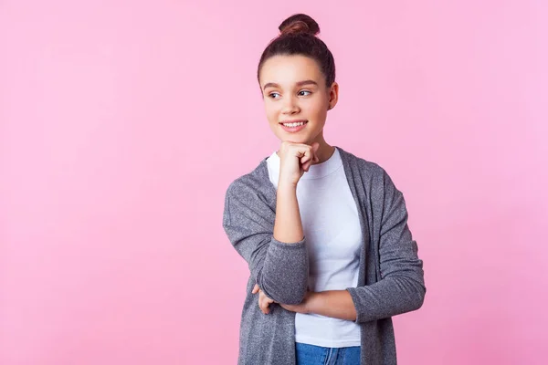 Πορτρέτο του ευτυχισμένη σκεπτική μελαχρινή έφηβος κορίτσι τρίψιμο με dre — Φωτογραφία Αρχείου