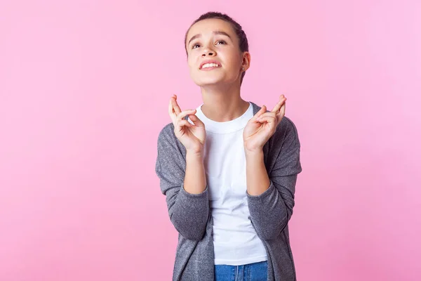 Portrait of pretty brunette teen girl crossing fingers showing g — Stock Photo, Image