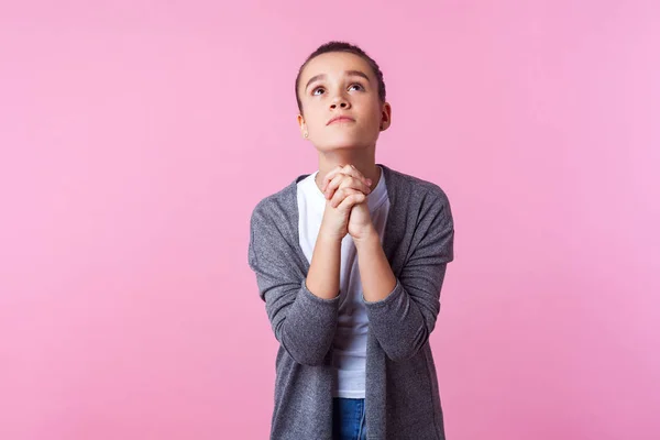Por Deus! Retrato de morena adolescente menina levantando as mãos em oração — Fotografia de Stock