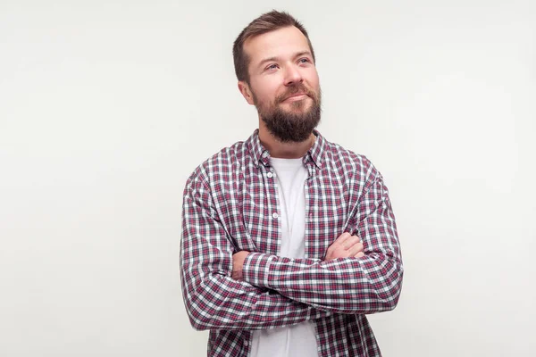 Retrato de hombre barbudo reflexivo positivo de pie con la cruz — Foto de Stock