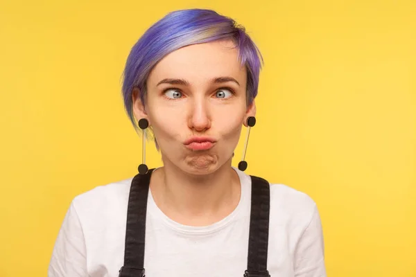 Retrato de menina hipster cômico olhando de olhos cruzados, fazendo bobo — Fotografia de Stock