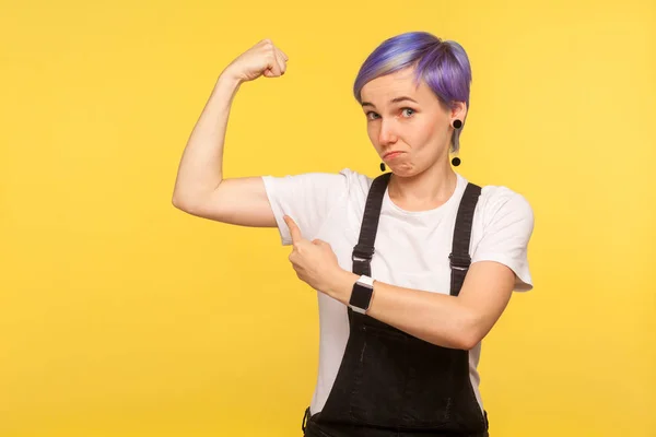 Kijk naar mijn kracht! Portret van mooie trotse hipster meisje pointin — Stockfoto