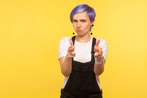 Retrato de chica hipster peligrosa apuntando pistolas amenazando —  Fotos de Stock