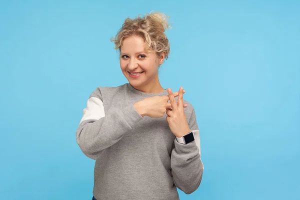 Hash sign. Cheerful adult woman with short curly hair in sweatsh — Stockfoto