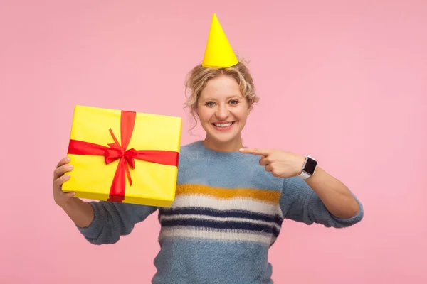 Mira mi regalo. Retrato de mujer feliz con sombrero de cono divertido — Foto de Stock