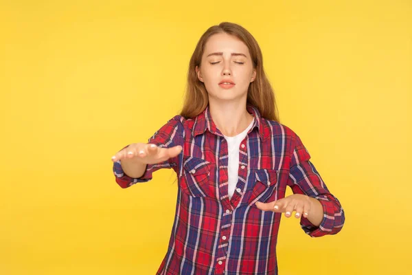 Não consigo ver! Retrato de menina de gengibre na camisa quadriculada andando — Fotografia de Stock