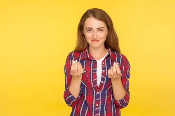 Geef me geld! Portret van mooi roodharig meisje in geruit shirt — Stockfoto