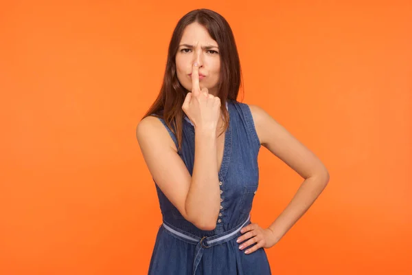 That's lie, you cheat! Disgruntled brunette woman in denim dress — Stok fotoğraf