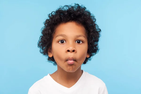 Primer plano retrato de divertido niño tonto con pelo rizado makin —  Fotos de Stock