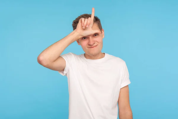 Retrato de hombre deprimido molesto en camiseta blanca mostrando el signo de L —  Fotos de Stock