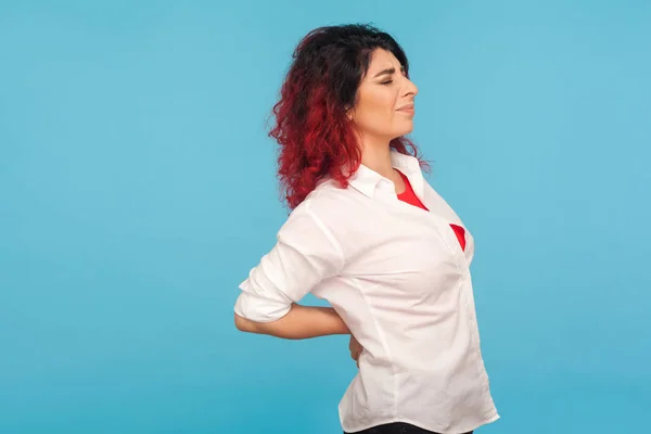 Back Pain. Portrait of office worker in white shirt touching sor — Stok fotoğraf