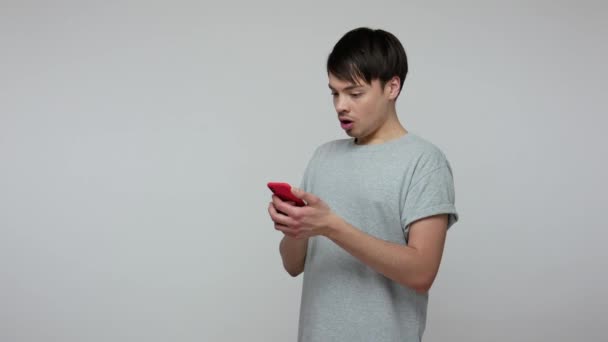 Mobiel Internetgebruik Verrast Man Shirt Scrollen Foto Sociale Netwerken Het — Stockvideo