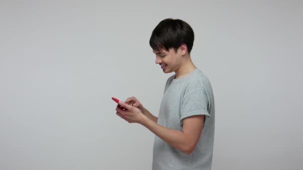 Mobilne Korzystanie Internetu Radosny Szczęśliwy Facet Shircie Śmiejący Się Śmiesznych — Wideo stockowe