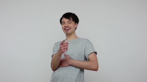 Jeune Homme Brune Shirt Moquant Ami Pointant Doigt Caméra Riant — Video