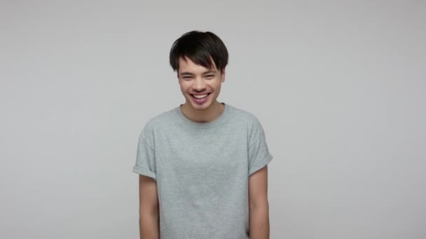 Αστεία Ιστορία Νεαρός Μελαχρινός Μπλουζάκι Γελάει Δυνατά Και Σκουπίζει Δάκρυα — Αρχείο Βίντεο