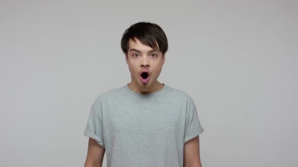 Overjoyed Excited Guy Shirt Suddenly Hearing Amazing News Opening His — ストック動画