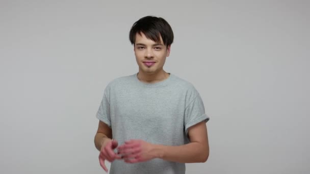 Joven Astuto Tipo Inteligente Camiseta Frotándose Las Manos Sonriendo Astutamente — Vídeos de Stock