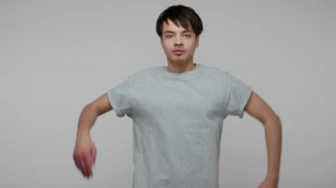 Tişörtlü neşeli komik adam hoplayıp zıplıyor ve komutanı selamlıyor, düzeni dinliyor, sorumlu bir ifadeyle tapınağın yanında el ele tutuşuyor, vatansever duygular besliyor. Stüdyo çekimi gri arkaplanda izole edildi