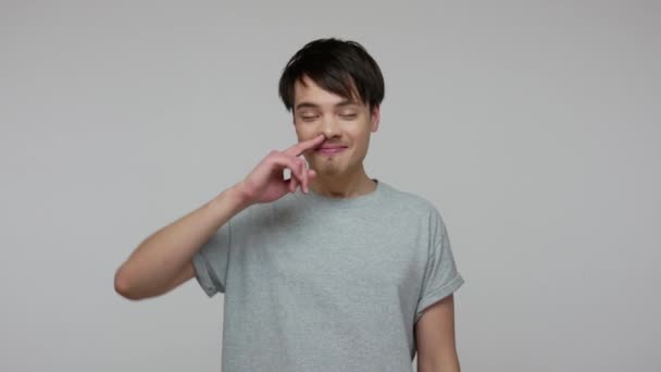Szalenie Zabawny Beztroski Brunetka Shirt Dłubiąc Nosie Pokazując Język Udając — Wideo stockowe