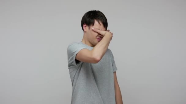 Visa Mig Inte Chockad Missnöjd Ung Man Shirt Gömmer Ansikte — Stockvideo