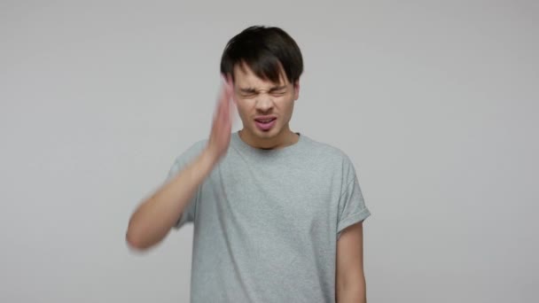 Jovem Triste Perturbado Camiseta Gesticulando Facepalm Segurando Mão Testa Expressando — Vídeo de Stock