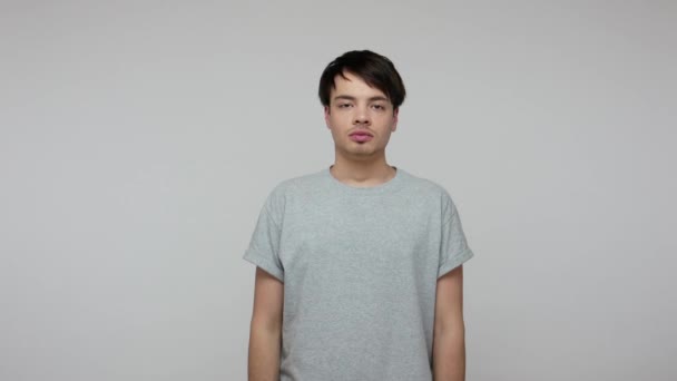 Ragazzo Sconvolto Shirt Appoggiato Portata Mano Ascoltare Infelice Storia Noiosa — Video Stock