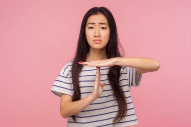 Dur, yeter. Molaya ihtiyacım var. Uzun saçlı, uzun saçlı bir kızın portresi. Mola verme hareketi yapıyor ve yalvararak bakıyor. Duraksama istiyor. Pembe arka planda kapalı stüdyo çekimleri