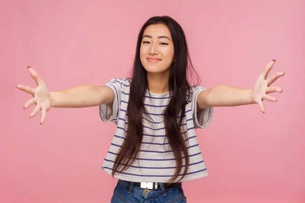 Abbracci Gratis Ritratto Affascinante Ragazza Amichevole Con Capelli Castani Shirt — Foto Stock