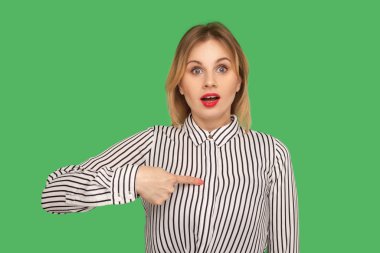 Ben buyum! Kırmızı dudaklı, şaşaalı bir ifadeyle kendini gösteren şaşılacak derecede güzel bir kız. Kendi başarısı ve inançsızlık reaksiyonu karşısında hoş bir sürpriz. Yeşil arka planda izole edilmiş kapalı stüdyo çekimi