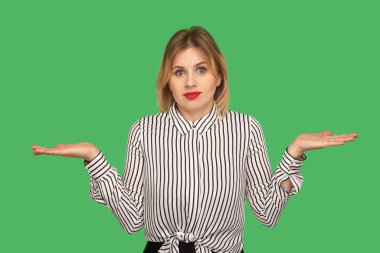 Bilmiyorum! Bilmiyorum! Belirsiz bir kız şaşkın duygularla ayakta duruyor, sorgulama jestinde ellerini açıyor, utanç ve şüphelerini dile getiriyor. Yeşil arka planda izole edilmiş kapalı stüdyo çekimi